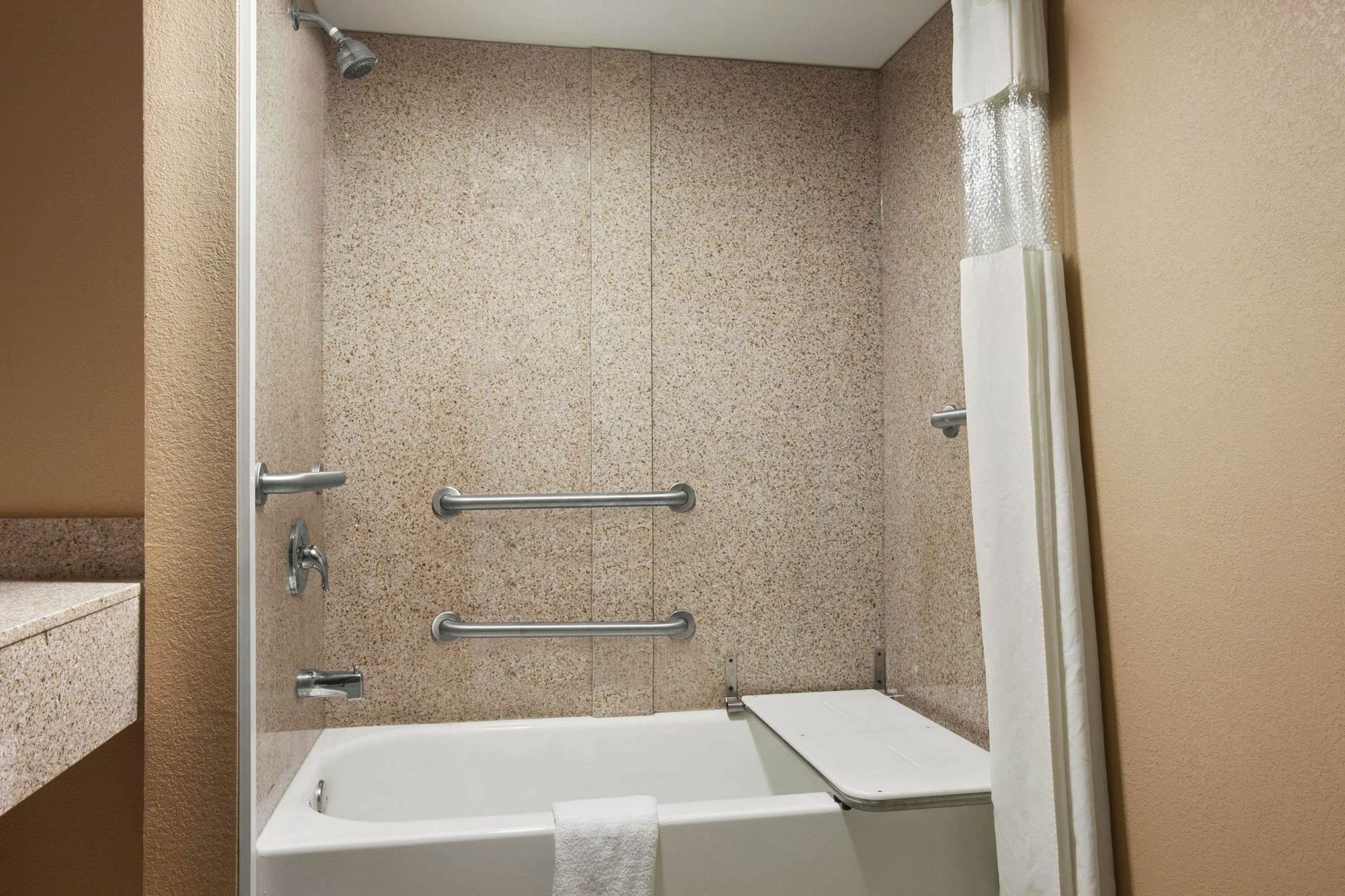 Quality Inn & Suites Цинциннаті Екстер'єр фото